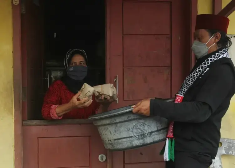 Distribusi Nasi Bungkus Untuk Membantu Warga Isolasi Mandiri di Kawasan Mikro Lockdown