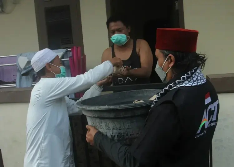 Distribusi Nasi Bungkus Untuk Membantu Warga Isolasi Mandiri di Kawasan Mikro Lockdown