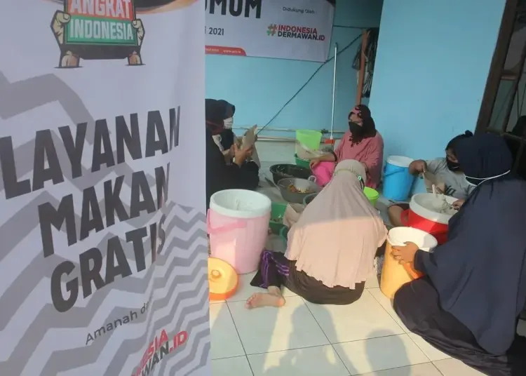 Distribusi Nasi Bungkus Untuk Membantu Warga Isolasi Mandiri di Kawasan Mikro Lockdown