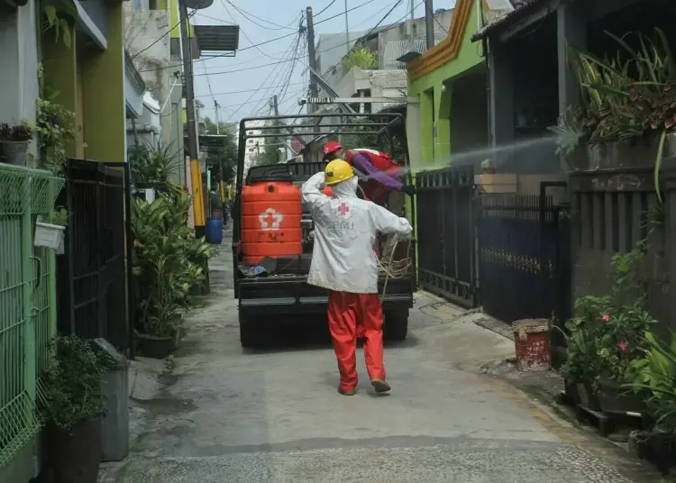 Mencegah Penyebaran COVID-19, Kawasan RW 06 Kelapa Dua di Semprot Disinfektan