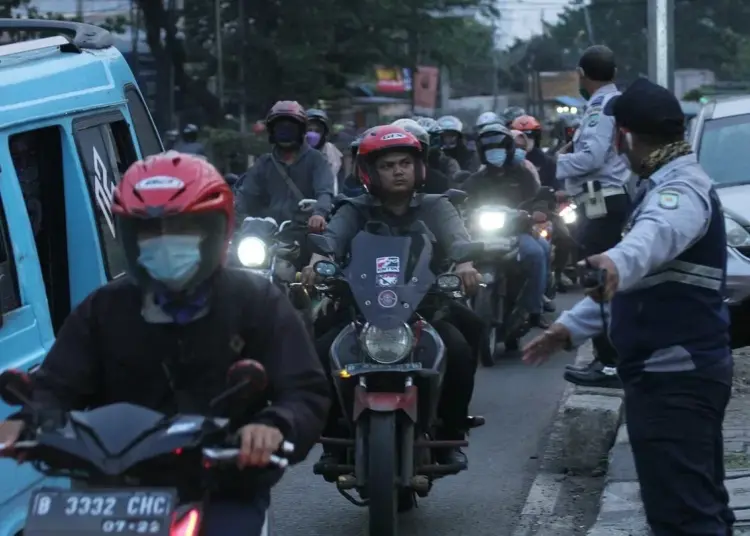 Antrean Kendaraan Di Jalan Merdeka Raya