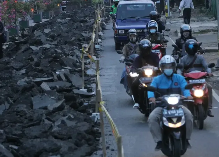 Antrean Kendaraan Di Jalan Merdeka Raya