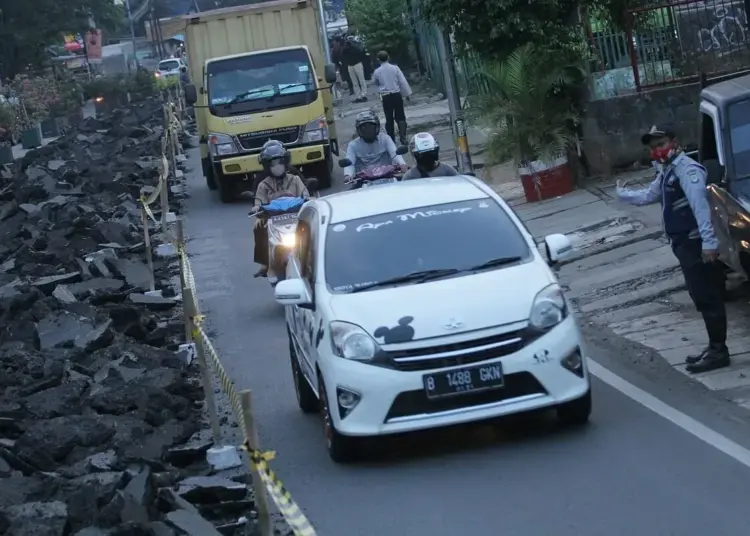 Antrean Kendaraan Di Jalan Merdeka Raya