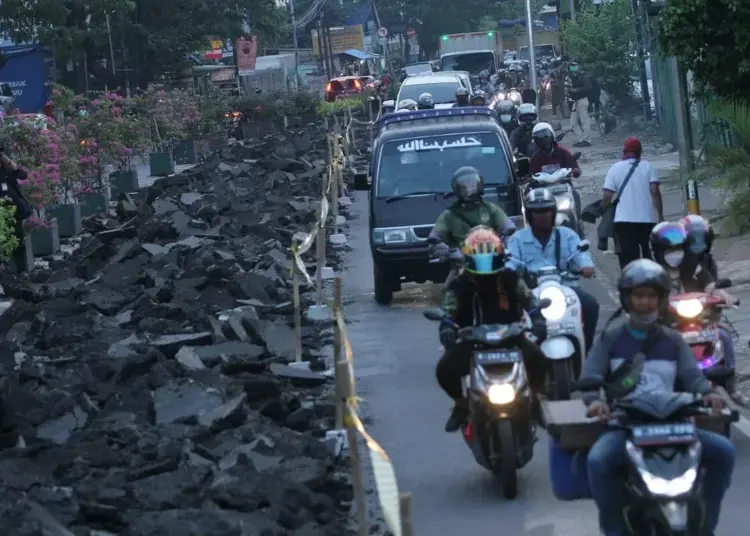 Antrean Kendaraan Di Jalan Merdeka Raya