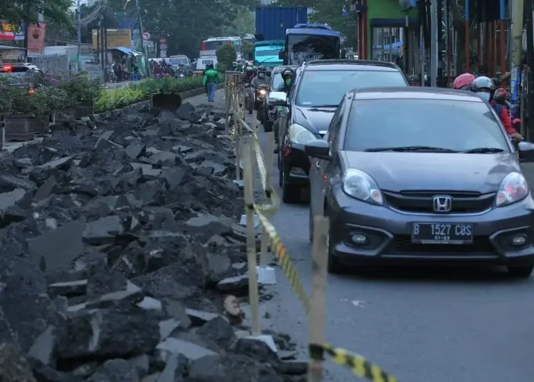 Antrean Kendaraan Di Jalan Merdeka Raya