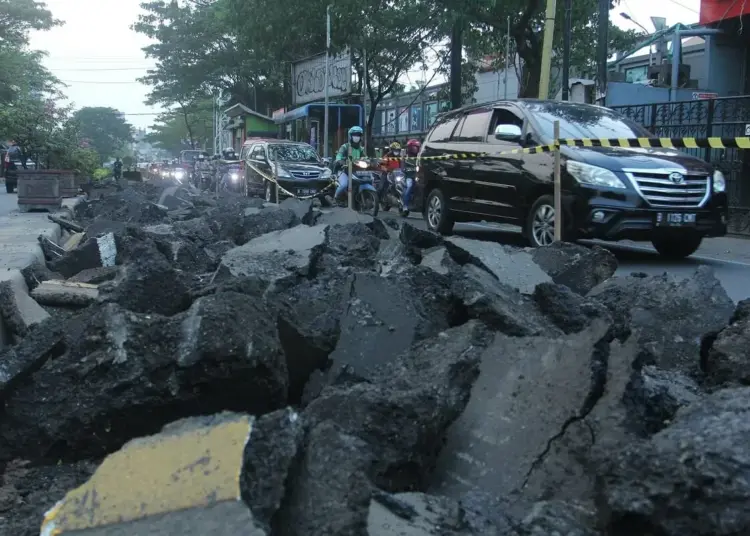 Antrean Kendaraan Di Jalan Merdeka Raya