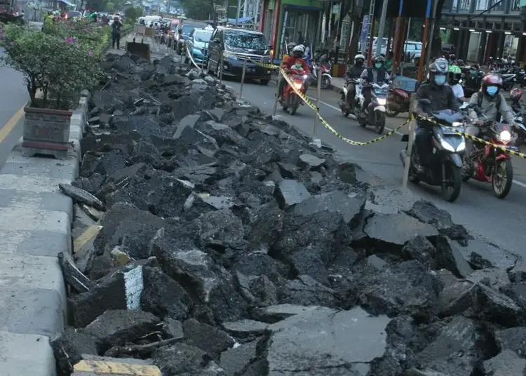 Antrean Kendaraan Di Jalan Merdeka Raya