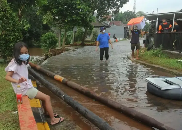 Distribusi Bantuan Untuk Warga Terdampak Longsor