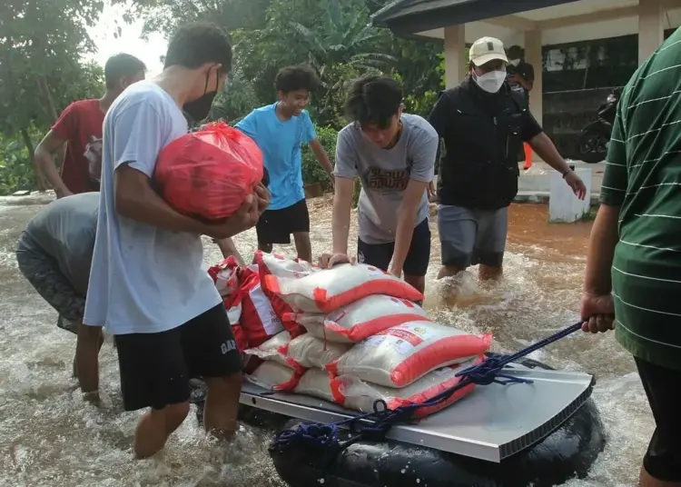 Distribusi Bantuan Untuk Warga Terdampak Longsor