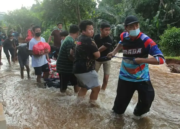 Distribusi Bantuan Untuk Warga Terdampak Longsor