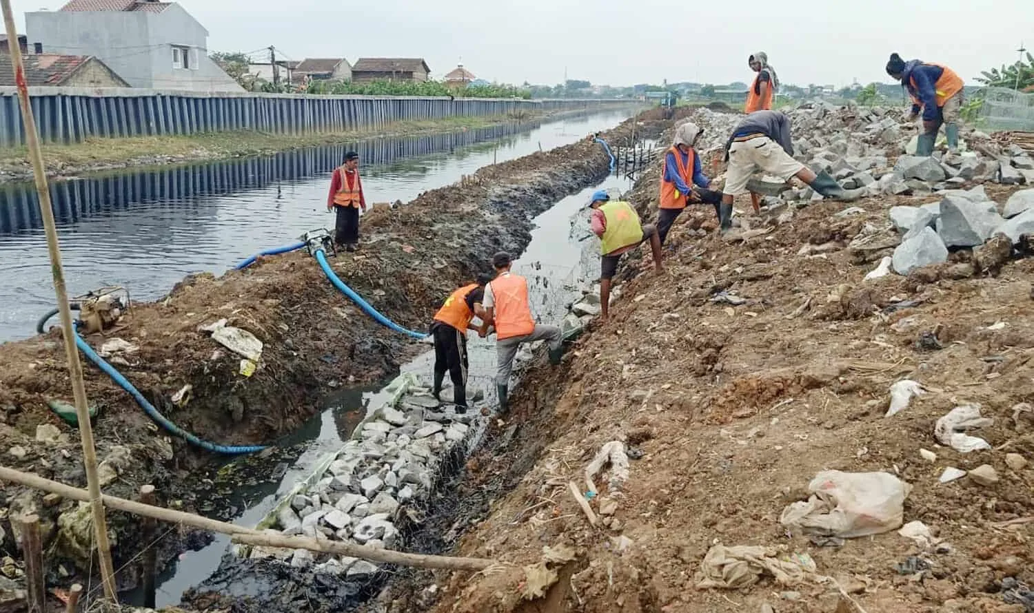 Kendalikan Banjir di Periuk, PUPR Kota Tangerang Bangun Tanggul Sepanjang 700 Meter