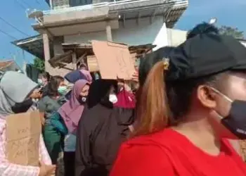 Rumah Rusak Diduga Dampak Aktivitas Alat Berat, Emak-emak di Lebak Demo PT WIKA