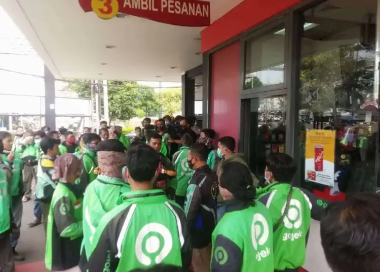 Mendadak “Banjir” Orderan, Ojol Rela Menunggu Pesanan Berjam-jam di McD