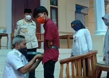 Penyandang Disabilitas Harus Diberdayakan, Gubernur WH Serahkan Bantuan Kaki Palsu