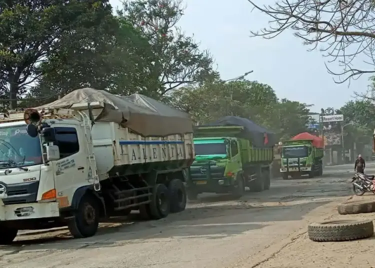 Dump Truk Siang Malam Lewat di Jalan Perancis, Sebabkan Jalan Rusak dan Berdebu