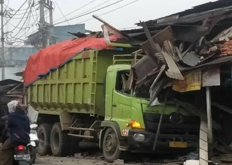 Sopir Ngantuk, Truk Tanah Tabrak Rumah dan Warung