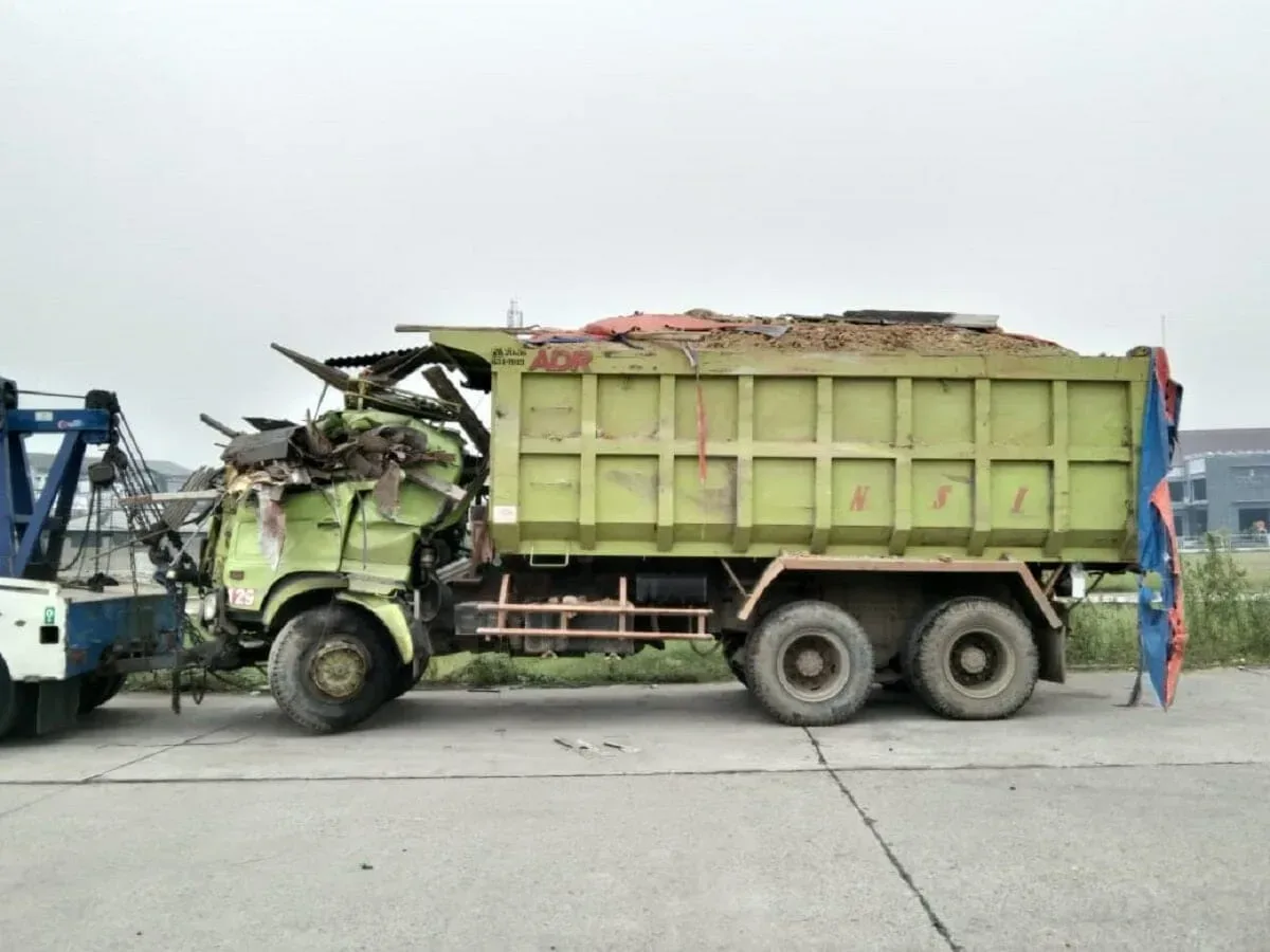 Sopir Ngantuk, Truk Tanah Tabrak Rumah dan Warung