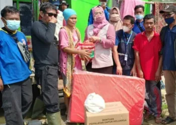 Tenda Darurat Didirikan di Panimbang, Kadinsos Pandeglang Salurkan Bantuan