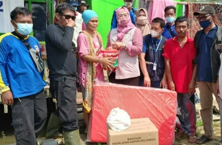 Tenda Darurat Didirikan di Panimbang, Kadinsos Pandeglang Salurkan Bantuan