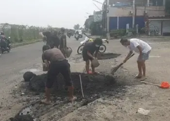 Aspal Hotmix Tumpah Tutupi Sebagian Jalan Raya Pondok Cabe