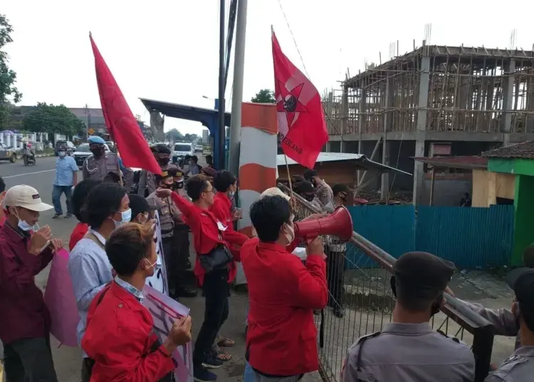 Mahasiswa Lempar Tomat Busuk ke Kantor Kemenag Pandeglang, Demo Proyek Rehab Kantor