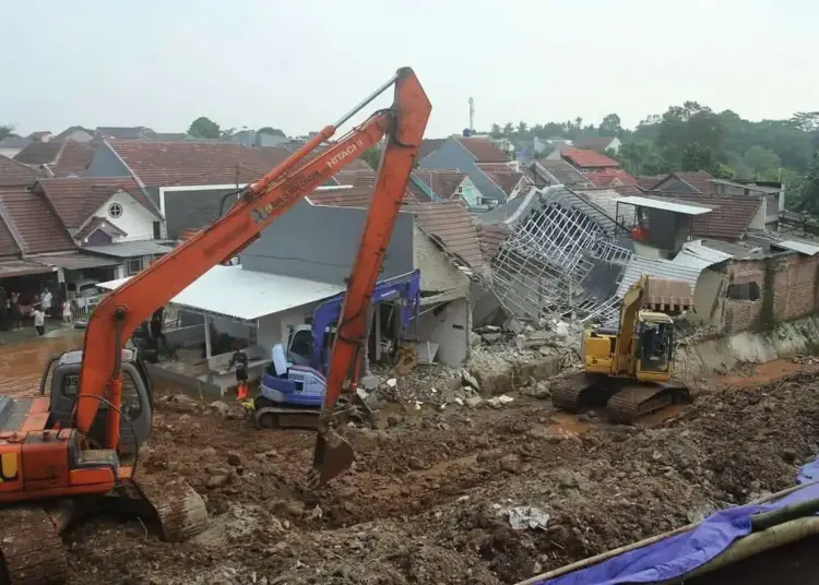 Proses Perbaikan Turap Longsor di Ciputat