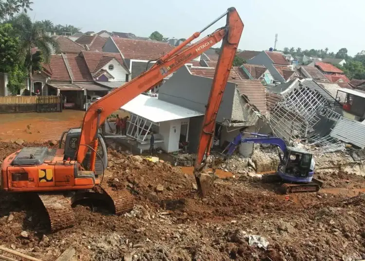 Proses Perbaikan Turap Longsor di Ciputat