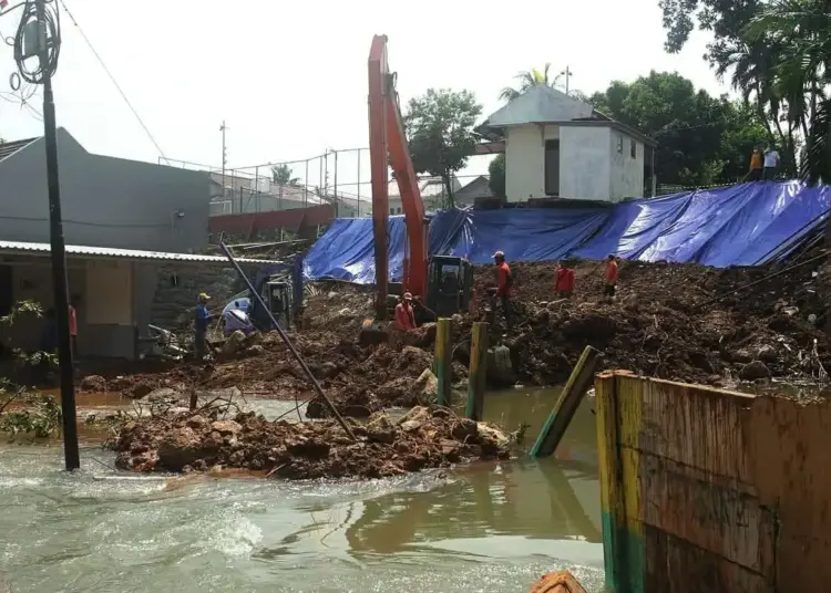 Proses Perbaikan Turap Longsor di Ciputat