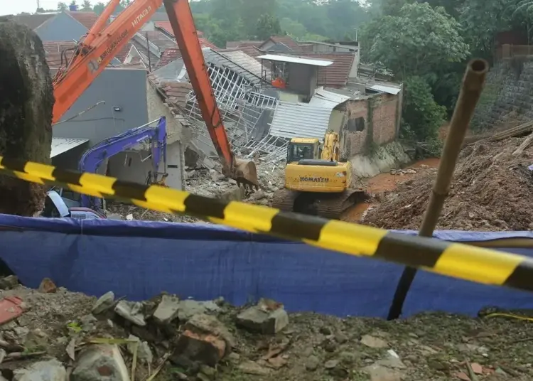 Proses Perbaikan Turap Longsor di Ciputat