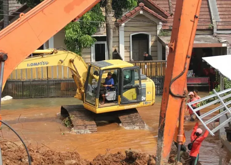 Proses Perbaikan Turap Longsor di Ciputat