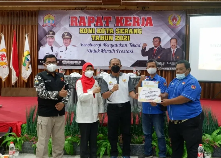 Juara Dunia Junior Angkat Besi Rizki Juniansyah Dapat Hadiah