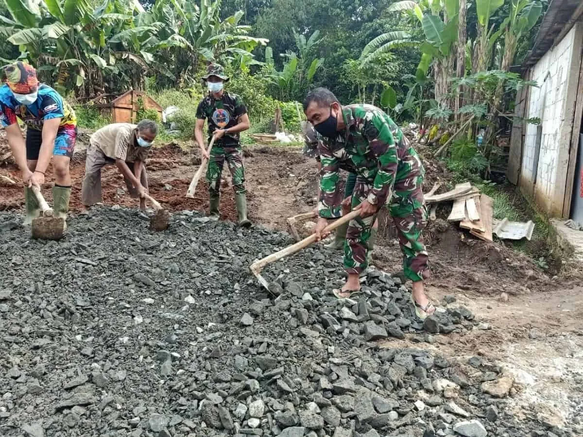 TNI dan Warga Gotong Royong Angkat Batu Split