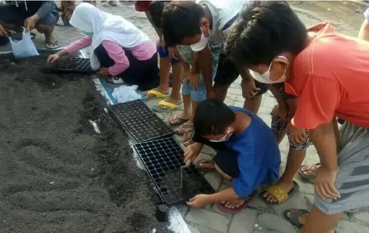 Isi Waktu Liburan, Anak-anak Generasi Gerbang BETAH Diajari Bercocok Tanam