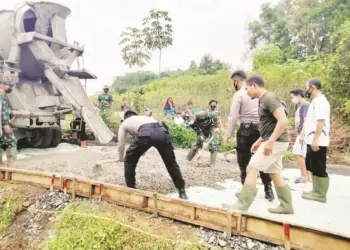 TNI, Polri dan Masyarakat di Kabupaten Tangerang Kompak Bangun Jalan