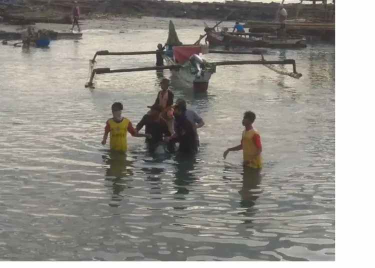 Akhirnya Jasad Santri Terseret Ombak di Lebak Ditemukan Terapung