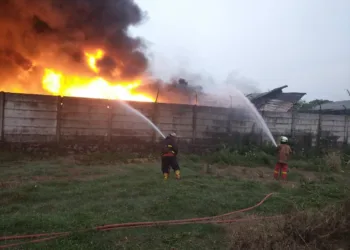 Pabrik Tiner Terbakar di Cukang Galih Terbakar