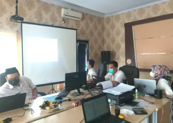 VERIFIKASI DOKUMEN–Tim verifikasi dokumen persyaratan, sedang memverifikasi dokumen pendaftar CPNS dan PPPK, di kantor BKD Pandeglang, Rabu (14/7/2021). (NIPAL SUTIANA/SATELIT NEWS)