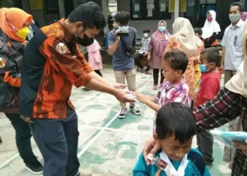 BAGIKAN BANTUAN - PC Sapma Kabupaten Pandeglang sedang memberikan bantuan kepada anak-anak berkebutuhan khusus di sekolah kebutuhan khusus Korpri Pandeglang, Jumat (23/7/2021). (NIPAL SUTIANA/SATELITNEWS.ID)