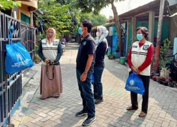 Satgas Covid Tingkat RW Ingatkan Prokes Sambil Bagikan Bantuan Makanan