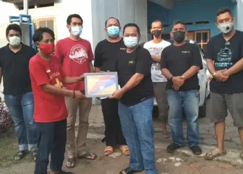 BERIKAN BANTUAN–Belasan anggota TVCI Chapter Serang, mewakili 100 anggotanya, datang ke markas relawan Fesbuk Banten news (FBn) di rumah singgah pasien, jalan Glatik, Tegal Padan, Drangong, Kota Serang, Minggu (25/7/2021). (SIDIK/SATELITNEWS.ID)