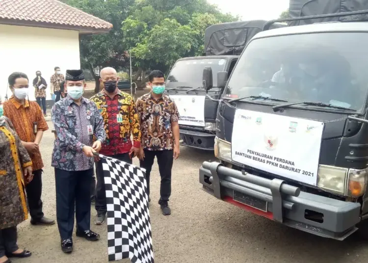 PENYALURAN BERAS–Dinas Sosial (Dinsos) Kabupaten Serang, mulai menyalurkan bantuan beras terhadap 43.000 penerima bantuan Program Keluarga Harapan (PKH) dan 116.000 penerima Bantuan Sosial Tunai (BST), Kamis (22/7/2021). (SIDIK/SATELITNEWS.ID)