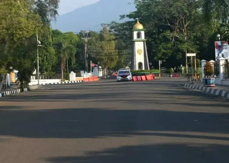 CFD DIHENTIKAN SEMENTARA–Jalan Raya Alun – alun Pandeglang, tampak sepi akibat CFD dihentikan sementara, guna memaksimalkan pencegahan penyebaran Covid-19, Minggu (18/7/2021). (NIPAL SUTIANA/SATELITNEWS.ID)