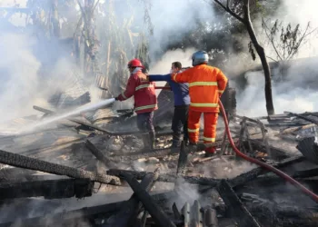 PEMADAMAN–Tim Damkar BPBD Kabupaten Serang dan Tim Damkar Nikomas, melakukan pemadaman di lokasi kebakaran, Senin (26/7/2021). (SIDIK/SATELITNEWS.ID)