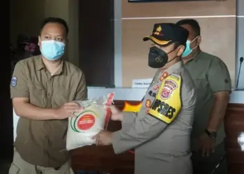 BERI BANTUAN–Kapolres Pandeglang, AKBP Hamam Wahyudi, secara simbolis memberikan bantuan sembako ke seorang wartawan di lingkungan Mapolres Pandeglang, Rabu (28/7/2021). (NIPAL SUTIANA/SATELITNEWS.ID)