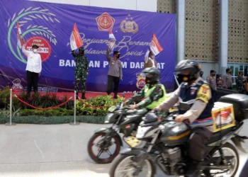 PELUNCURAN BANTUAN–Gubernur Banten Wahidin Halim, bersama Panglima TNI Marsekal TNI Hadi Tjahjanto dan Kapolri Jenderal Polisi Listyo Sigit Prabowo, dalam Peluncuran Bantuan PPKM Darurat dan Akselerasi Vaksinasi Covid-19 di wilayah Provinsi Banten, yang dilaksanakan di Universitas Sultan Ageng Tirtayasa Kampus Sindangsari, Kecamatan Pabuaran, Kota Serang, Minggu (18/7/2021). (ISTIMEWA)