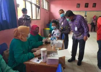 1.557 Pelajar SMP di Pasar Kemis Divaksin