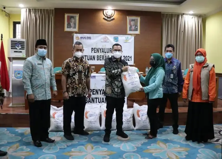 Wali Wali Kota Tangsel Serahkan Bantuan Beras