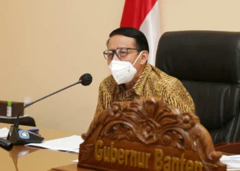 TELEKONFERENSI–Gubernur Banten Wahidin Halim, dalam telekonferensi, dari Ruang Rapat Rumah Dinas Gubernur Banten Jl. Jenderal Ahmad Yani No.158, Kota Serang. (ISTIMEWA)