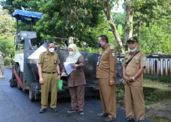 TINJAU HASIL PEMBANGUNAN–Bupati Pandeglang, Irna Narulita, didampingi Kepala DPUPR Pandeglang, Asep Rahmat dan jajaran lainnya, melongok hasil pembangunan jalan Montor-Pagelaran, beberapa waktu lalu. (DOKUMEN/SATELITNEWS.ID)