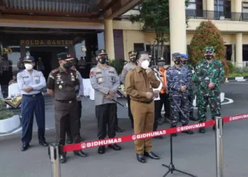 BERSAMA FORKOPIMDA - Sekda Banten Al Muktabat, bersama jajaran Forkopimda, saat memberikan imbauan terkait PPKM Darurat. (ISTIMEWA)